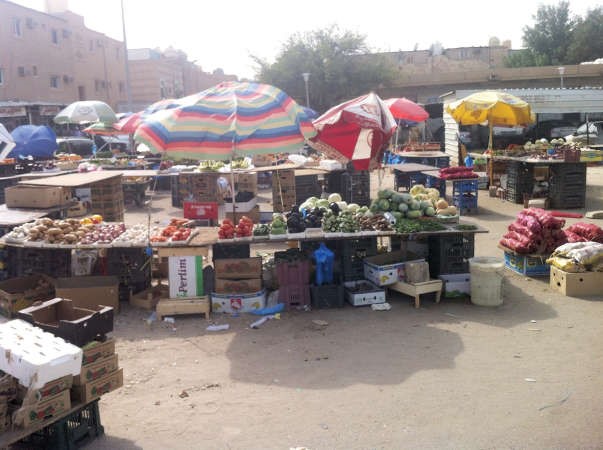 الباعة تركوا البضائع وهربوا من رجال الامن