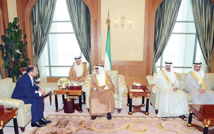 صاحب السمو الامير الشيخ صباح الاحمد مستقبلا د سليم الجبوري بحضور سمو ولي العهد الشيخ نواف الاحمد ومرزوق الغانم