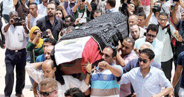 جثمان الفقيد عمر الشريف محمولا على الاكتاف خلال الجنازة امس﻿