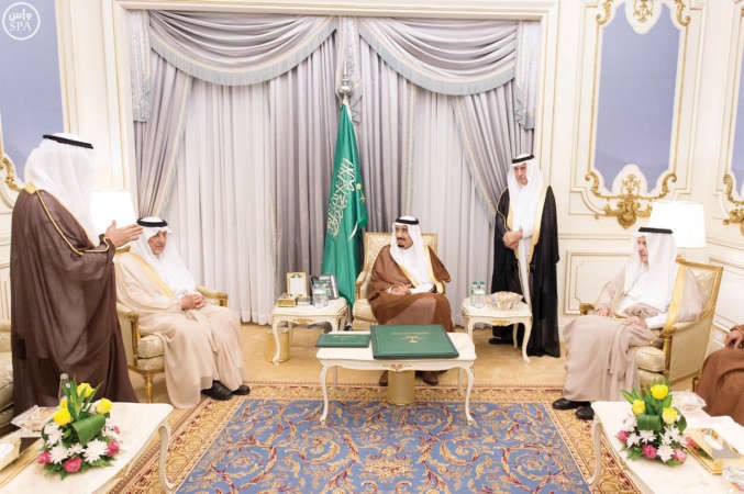  وخادم الحرمين الشريفين الملك سلمان بن عبدالعزيز يطلع على التصاميم الجديدة للاوراق النقدية والاصدار الثاني للعملة المعدنية السعودية 	واس﻿