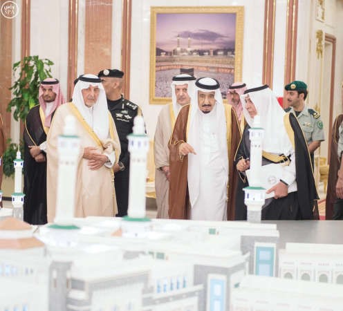 خادم الحرمين الشريفين الملك سلمان بن عبدالعزيز يدشن 5 مشروعات في التوسعة الثالثة للمسجد الحرام امس الاول 	واس﻿
