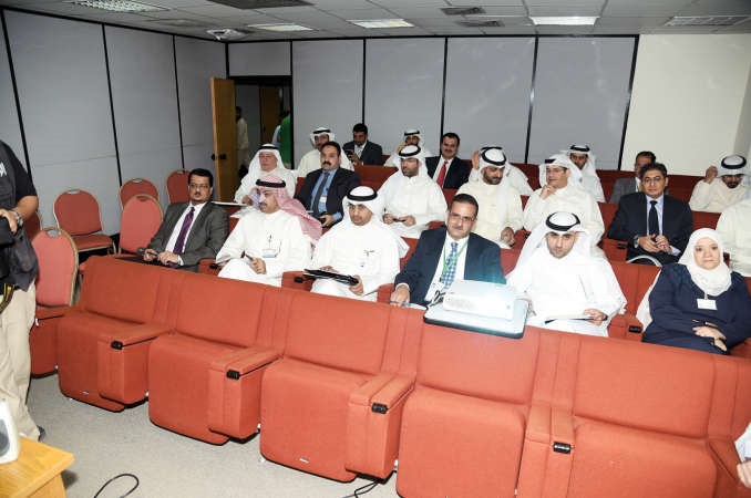 جانب من اجتماع بنك الكويت المركزي مع مديري التمويل في البنوك الكويتية لتوضيح التعميم الاخير بجدولة القروض
