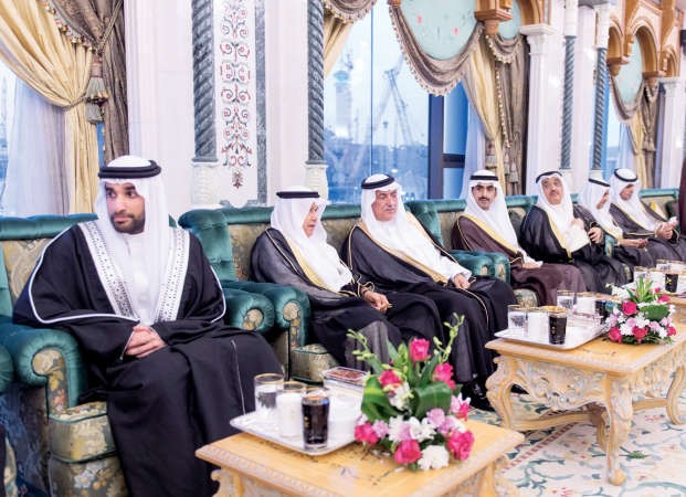 السفير الشيخ ثامر الجابر متوسطا عددا من الحضور ويبدو احمد فهد الفهد