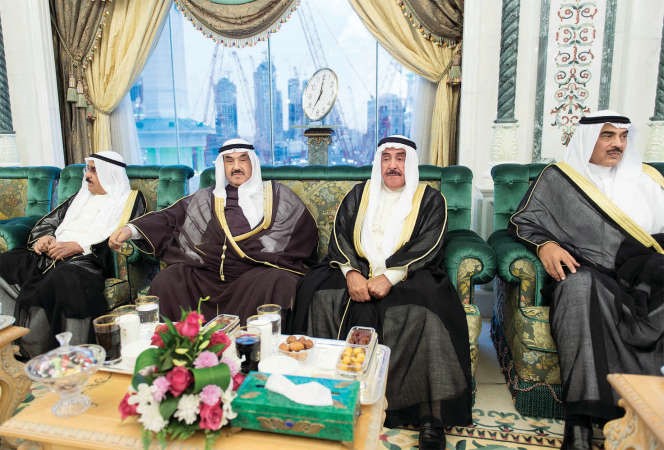 الشيخ فيصل السعود وسمو الشيخ ناصر المحمد والشيخ صباح الخالد خلال تقديم واجب العزاء 