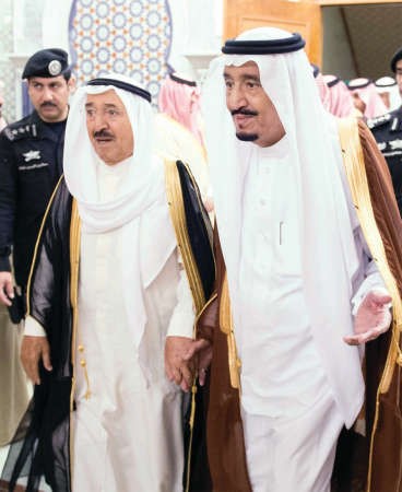 خادم الحرمين الشريفين الملك سلمان بن عبدالعزيز في استقبال صاحب السمو الامير الشيخ صباح الاحمد 