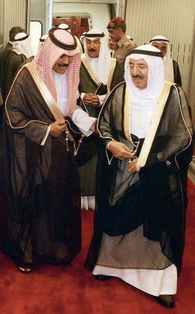 صاحب السمو الامير لدى عودته الى البلاد وفي استقباله سمو ولي العهد الشيخ نواف الاحمد