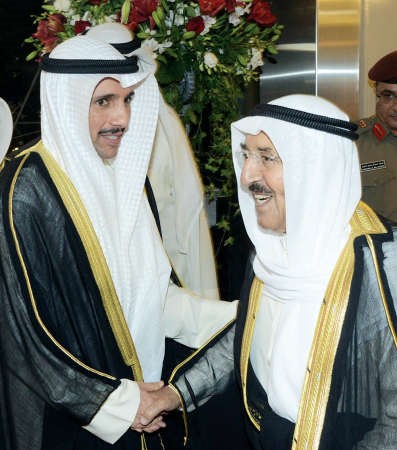 صاحب السمو الامير مصافحا مرزوق الغانم 