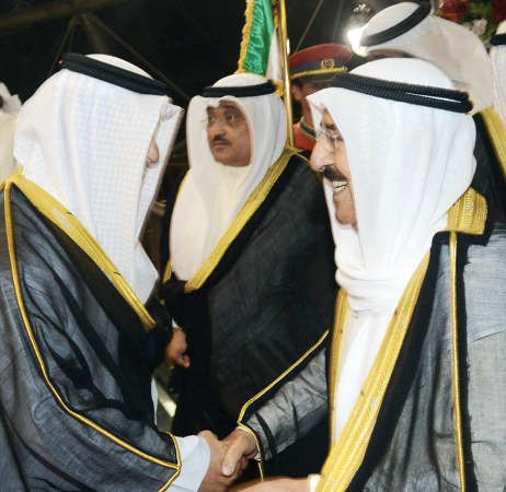 صاحب السمو الامير مصافحا سمو رئيس الوزراء الشيخ جابر المبارك