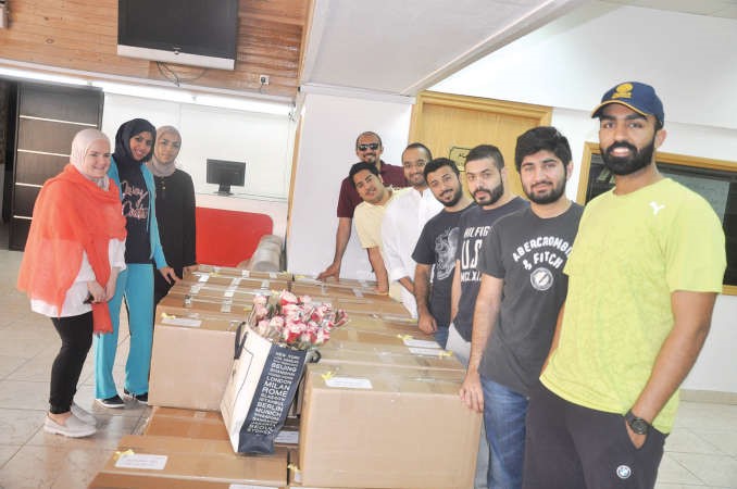 المهندسون والمهندسات امام المساعدات قبيل توزيعها على الاسر المتعففة