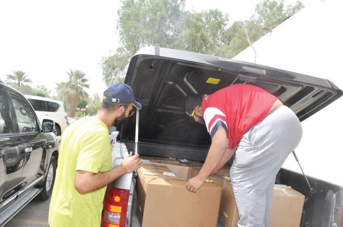 عبدالهادي العنزي وعبدالله الناجم خلال نقل المساعدات