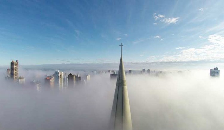 حازت هذه الصورة على جائزة مسابقة التصوير الجوي بالطائرات بدون طيار، في فئة الاماكن، اسمها Above the mist بالبرازيل