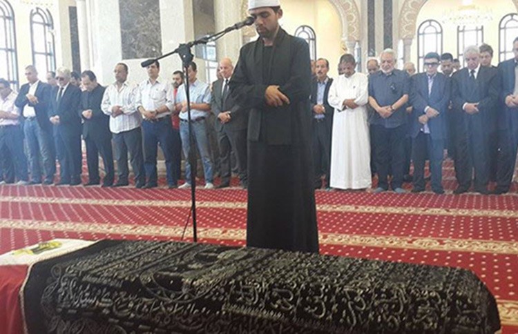 بالصور.. موقف غريب أثناء صلاة الجنازة على جثمان عمر الشريف