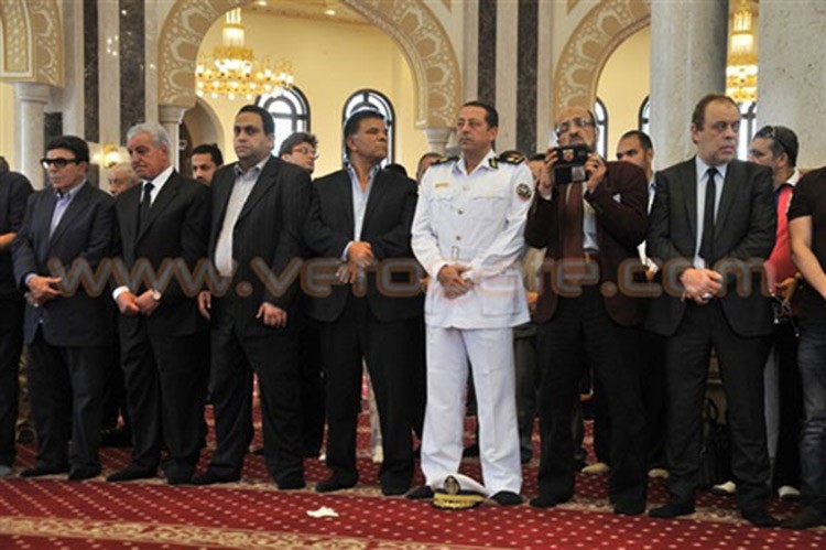 بالصور.. موقف غريب أثناء صلاة الجنازة على جثمان عمر الشريف