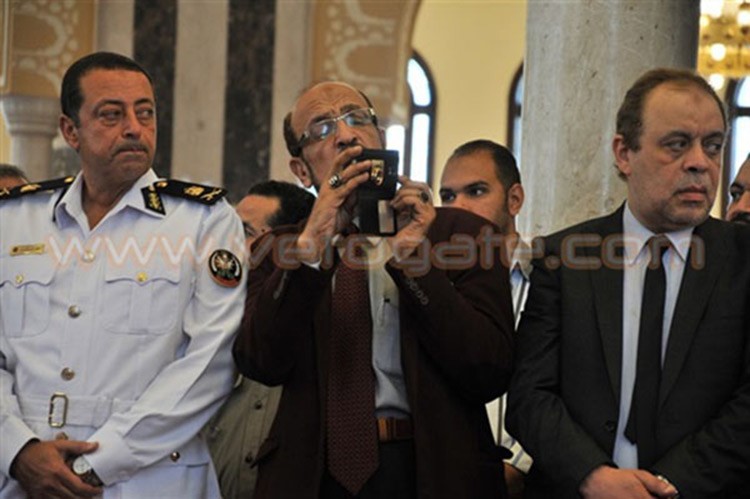 بالصور.. موقف غريب أثناء صلاة الجنازة على جثمان عمر الشريف