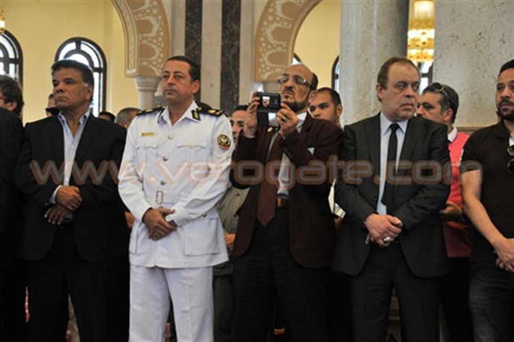 بالصور.. موقف غريب أثناء صلاة الجنازة على جثمان عمر الشريف