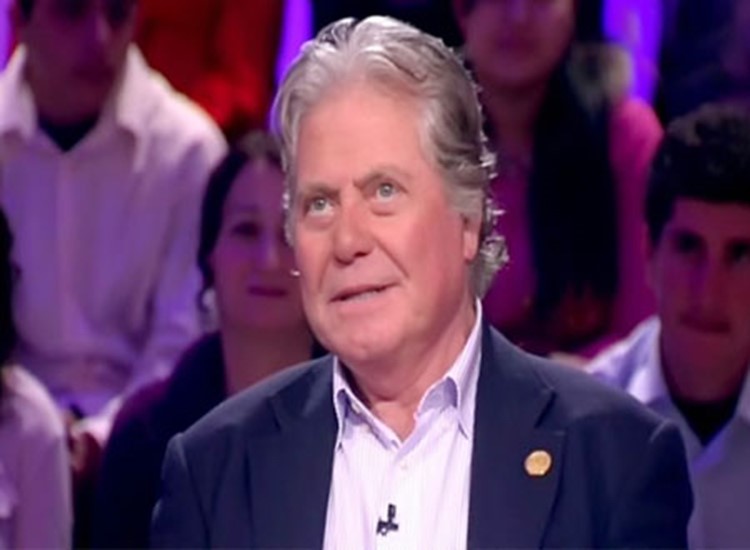 بالصور.. حسين فهمي يجهش بالبكاء في جنازة عمر الشريف