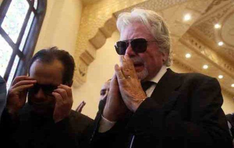 بالصور.. حسين فهمي يجهش بالبكاء في جنازة عمر الشريف