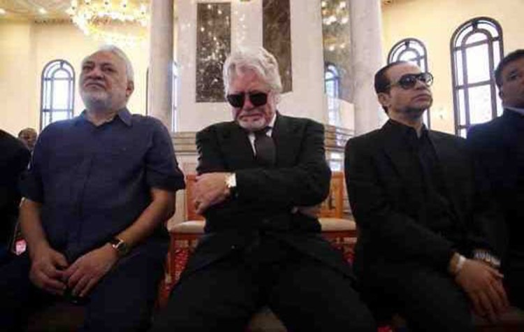 بالصور.. حسين فهمي يجهش بالبكاء في جنازة عمر الشريف