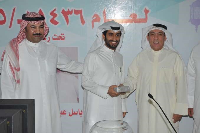 تكريم احد الفائزين 