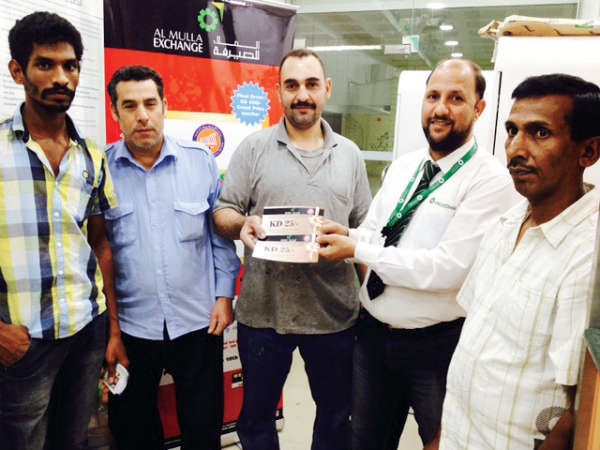 خلال تسليم الجائزة لاحد الفائزين﻿