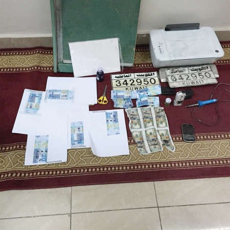 مجموعة من العملات المزيفة ضبطت بحوزة المتهمين﻿
