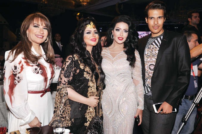 صورة تجمع هدى حسين وحليمة بولند وسمية الخشاب ومصمم الازياء محمد حمادة﻿