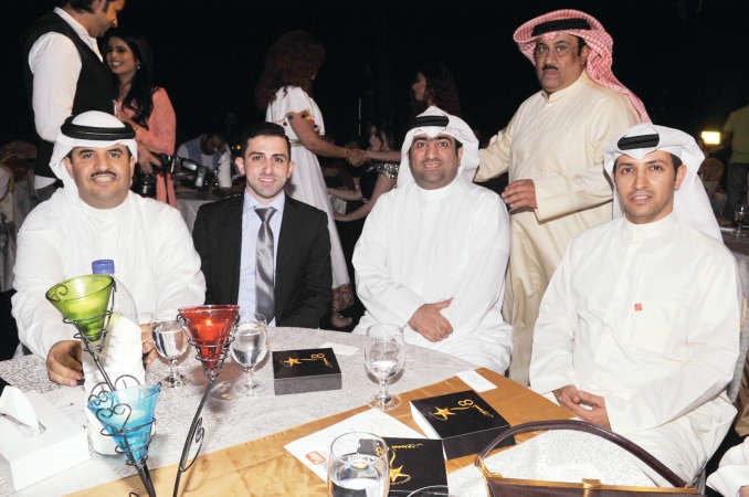 الشيخ دعيج الخليفة والزميل محمد الحسيني مع خالد الروضان ويوسف الشلال ويبدو الفنان شهاب حاجية اثناء الحفل ﻿