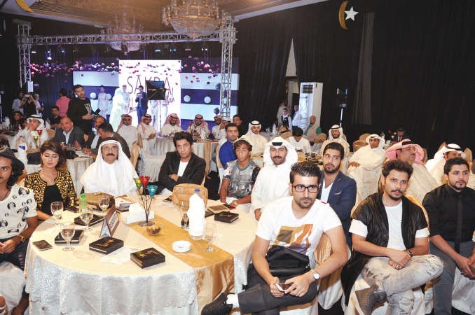 الكاتب محمد الكندري والزميل عبدالسلام مقبول وعدد من الفنانين في مقدمة الحضور ﻿