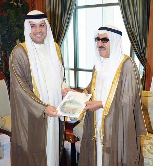 صاحب السمو الامير الشيخ صباح الاحمد يتسلم التقرير السنوي 43 للبنك المركزي من المحافظ دمحمد الهاشل 			كونا