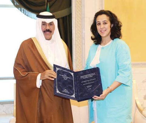 سمو ولي العهد الشيخ نواف الاحمد متسلما رسالة الدكتوراه من الشيخه شمايل احمد الخالد﻿