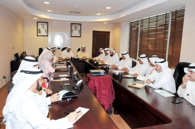 يعقوب الصانع وعيسى الكندري خلال الاجتماع 