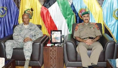 الفريق الركن محمد الخضر مستقبلا قائد القوات الجوية الاميركية الوسطى الفريق شارلز براون﻿