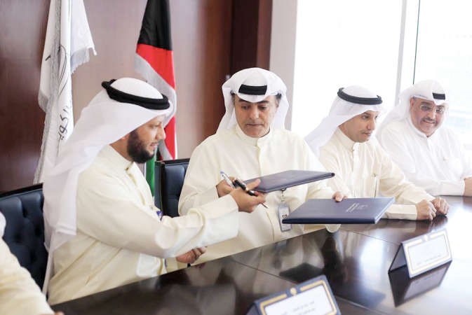 صلاح المضف وبراك الشيتان يتبادلان بروتوكول الاتفاق﻿