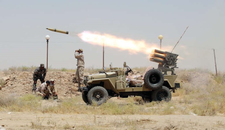 اعضاء من الحشد الشعبي يطلقون صاروخا باتجاه مسلحي داعش في الفلوجة امسرويترز﻿