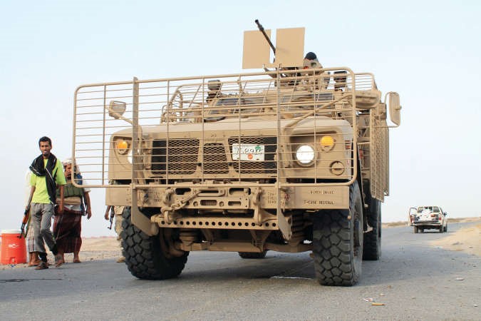 عناصر من المقاومة الشعبية وقوات الجيش المؤيدة للرئيس اليمني عبدربه منصور هاديفي عدن امس الاول افپ

