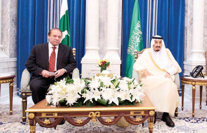 خادم الحرمين الشريفين الملك سلمان بن عبدالعزيز خلال اجتماعه مع رئيس وزراء باكستان نواز شريف في مكة المكرمة امس الاول واس