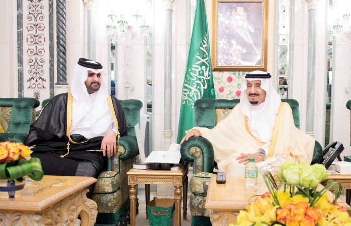 خادم الحرمين الشريفين الملك سلمان بن عبدالعزيز خلال استقباله صاحب السمو الشيخ عبدالله بن حمد ال ثاني نائب امير قطر في مكة المكرمة امس الاول واس