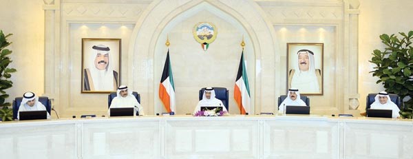 سمو الشيخ جابر المبارك مترئسا اجتماع مجلس الوزراء ويبدو الشيخ صباح الخالد والشيخ محمد الخالد والشيخ خالد الجراح وانس الصالح