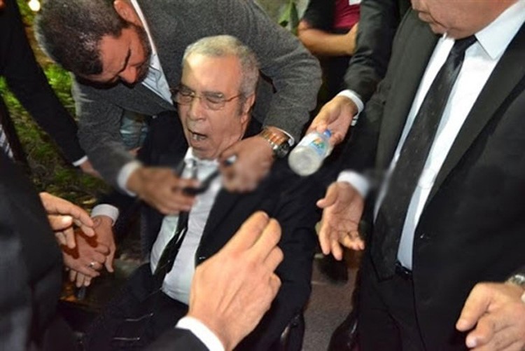 بالصور.. سقوط شقيق سامي العدل مغشيًا عليه في العزاء