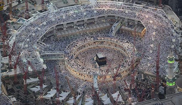 بالفيديو والصور.. مشاهد روحانية من أجواء الحرم المكي ليلة 27 رمضان