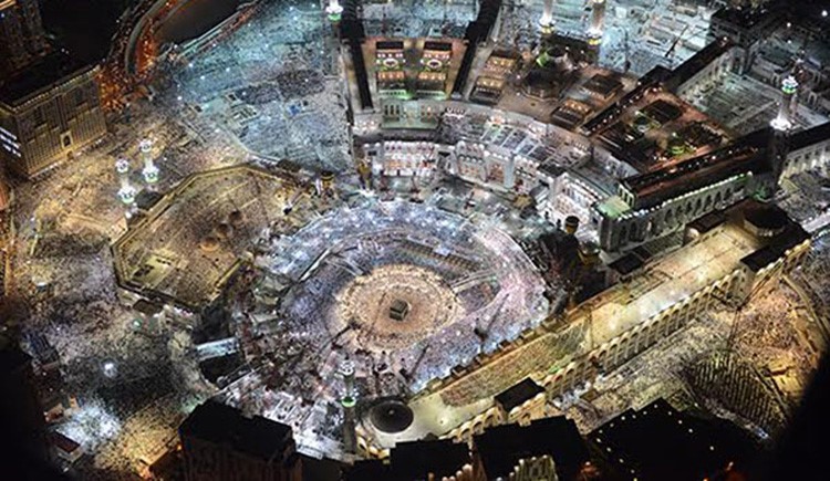 بالفيديو والصور.. مشاهد روحانية من أجواء الحرم المكي ليلة 27 رمضان