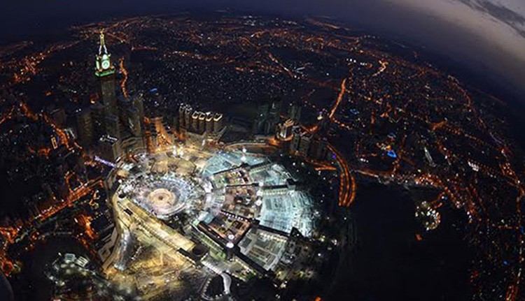 بالفيديو والصور.. مشاهد روحانية من أجواء الحرم المكي ليلة 27 رمضان