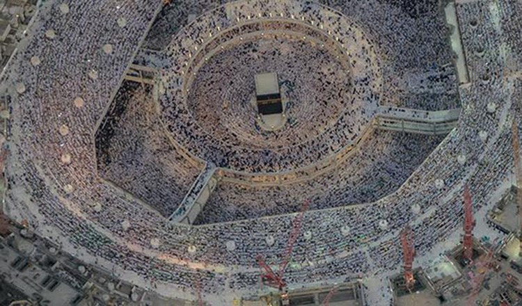 بالفيديو والصور.. مشاهد روحانية من أجواء الحرم المكي ليلة 27 رمضان