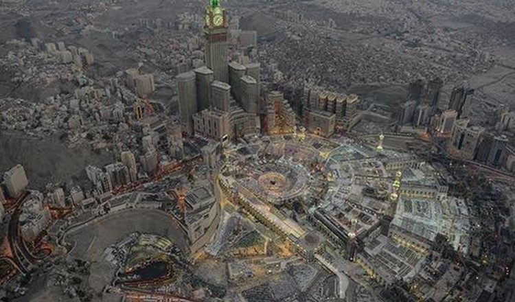بالفيديو والصور.. مشاهد روحانية من أجواء الحرم المكي ليلة 27 رمضان