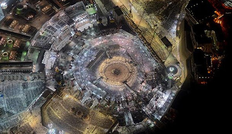 بالفيديو والصور.. مشاهد روحانية من أجواء الحرم المكي ليلة 27 رمضان