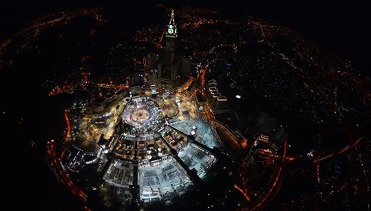 بالفيديو والصور.. مشاهد روحانية من أجواء الحرم المكي ليلة 27 رمضان