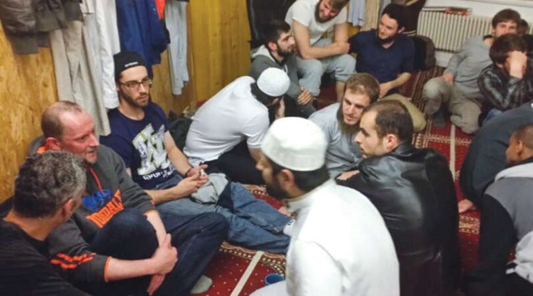 مجموعة من الفرنسيين المعتنقين للاسلام في احدى المحاضرات داخل المركز﻿