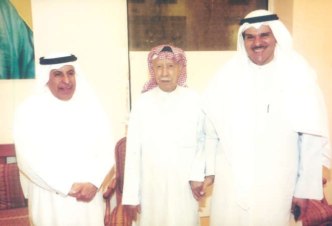 الشيخ سلمان الحمود والسفير السعودي دعبدالعزيز الفايز يهنئان عيسى الغانم بالسلامة
