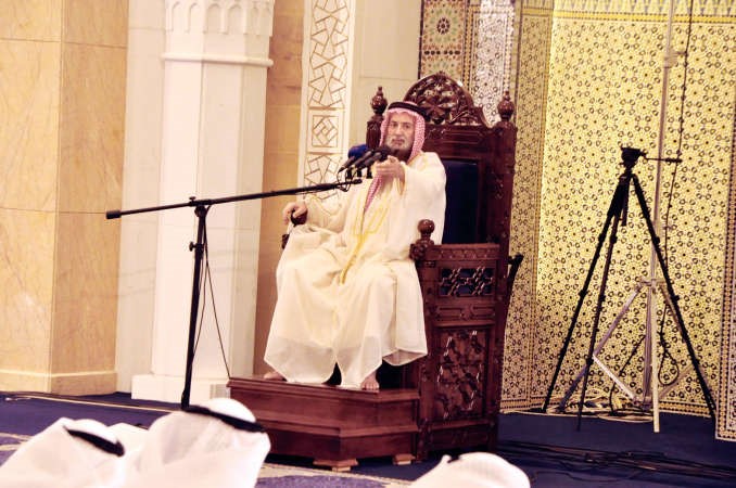الشيخ احمد القطان ملقيا خاطرته