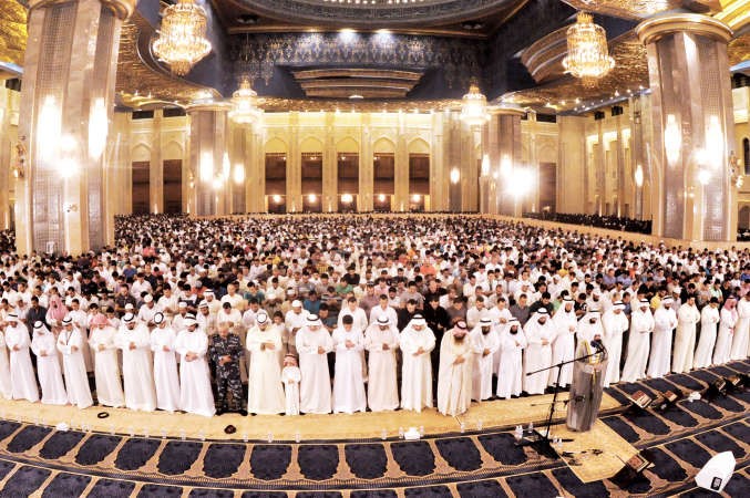 الاف من المصلين التمسوا ليلة القدر في المسجد الكبير ليلة 27 من رمضان